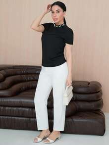 Milla Jasmine Camiseta de mujer con cuello redondo y manga corta con parches decorativos con perlas de imitación - Negro - Ver 1