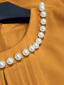 Franclia 女士春夏香槟色优雅圆领V领珍珠装饰褶皱短袖泡泡袖梭织连衣裙，适合通勤和优雅日常穿着 - 黃色 - 查看 3