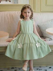 SHEIN Vintaside Kids 这款少女无袖连衣裙，薄荷绿的颜色增添了柔和清新的优雅气质，褶裥裙身更显灵动，肩部和裙摆饰有3D白色花朵，精致可爱的细节，是春夏甜美装扮的理想之选。 - 薄荷綠 - 查看 4