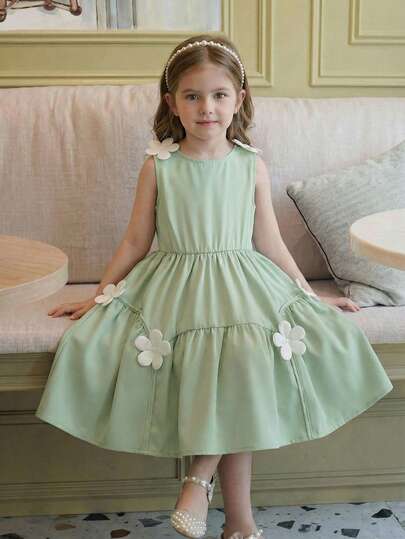 SHEIN Vintaside Kids Vestido sin mangas para niña, el color verde menta agrega una elegancia suave y fresca, el Body del vestido plisado agrega vitalidad, los hombros y el bajo están decorados con acentos de flores blancas 3D, detalles delicados y adorables, un conjunto dulce para primavera/verano