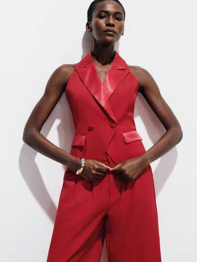 Aveloria Modichic 亮红色缎面领马甲，双排扣设计，贴袋，搭配七分阔腿裤，面料光滑亮泽，时尚现代，适合晚宴、重要商务活动、高端社交场合和都市夜生活，展现自信优雅的魅力。女士收腰缎面拼接西装马甲和七分直筒裤套装