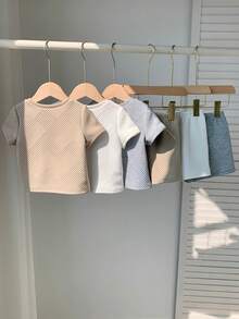 SHEIN 6件套男婴/男女通用夏季休闲运动纹理面料T恤短裤套装，基础款多件套，男婴运动服 - 彩色 - 查看 2