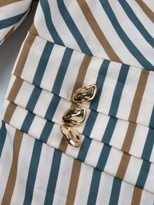 Franclia Áo kiểu nữ thanh lịch, cổ chữ V, tay bồng, lý tưởng cho mặc hàng ngày. Thiết kế cổ chữ V, tay bồng hai lớp, kiểu tay áo lãng mạn, dáng suông ôm eo, eo xếp ly, vạt áo bất đối xứng. Cần thiết cho trang phục đi làm mùa xuân/hè, thiết kế tôn eo, vạt áo không đều. Áo nữ, trang phục xuân/hè, trang phục ngày Valentine, trang phục lễ hội, trang phục đi biển, trang phục dự tiệc, áo sinh nhật, trang phục đi làm, trang phục thường ngày. Áo tay bồng. - Nhiều màu - Xem 4