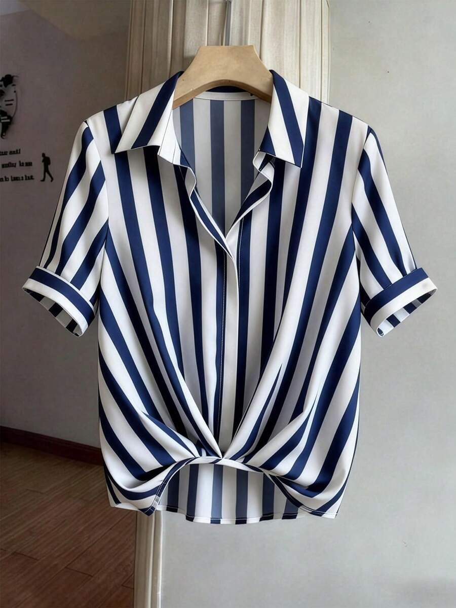 SHEIN Tall 女款海軍藍數位印花條紋寬鬆翻領短袖收腰修身通勤優雅獨特設計襯衫,適合高個女性 - 藍色 - 查看 1