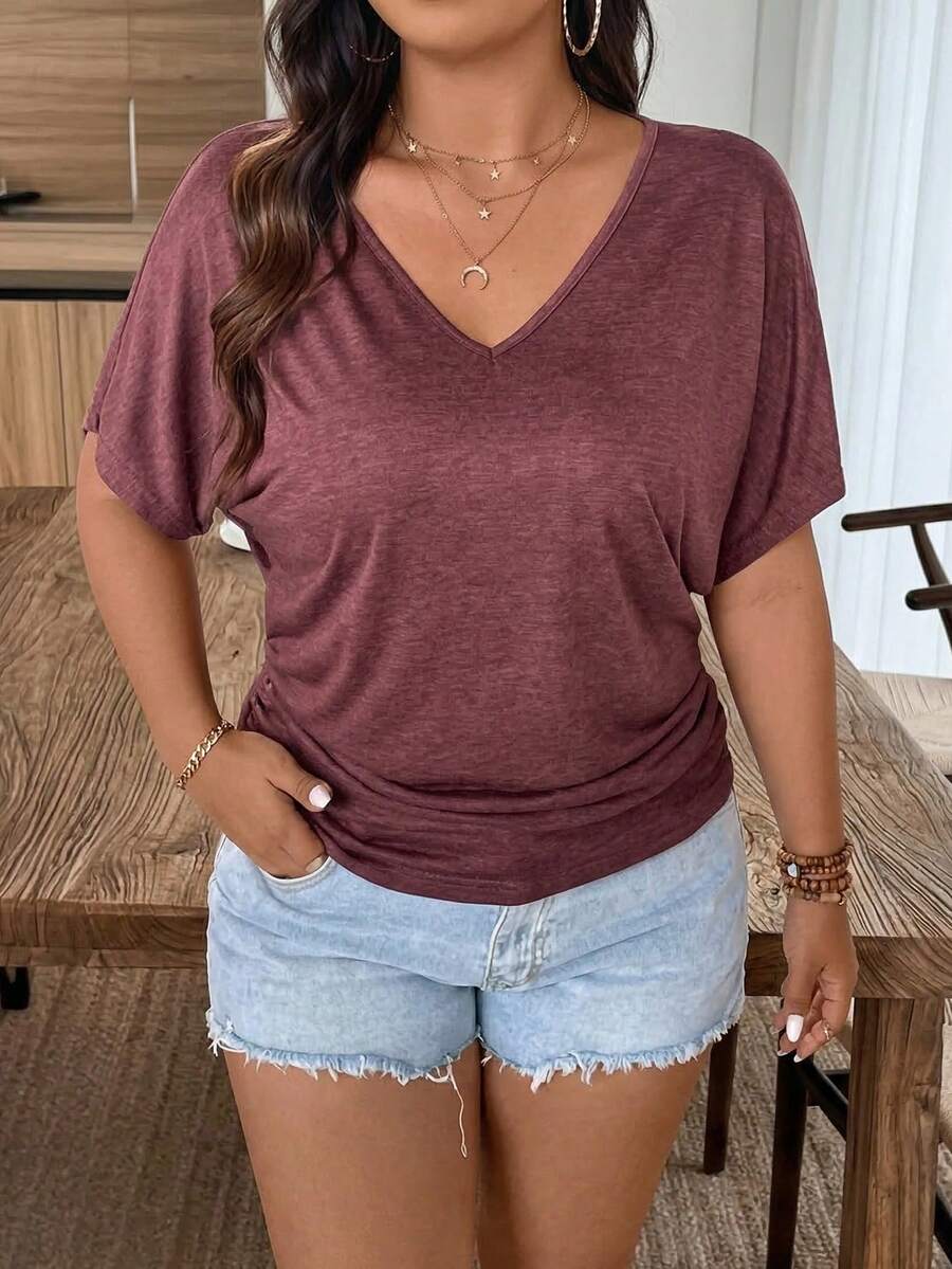 SHEIN Frenchy 大码女式夏季纯色 V 领蝙蝠袖短袖休闲度假 T 恤，带多层下摆 - 紅木色 - 查看 1