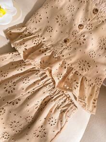 SHEIN 两件套女童夏季新款镂空刺绣卡其色圆领无袖荷叶边下摆上衣搭配直筒短裤，简约可爱百搭度假套装 - 棕色 - 查看 4