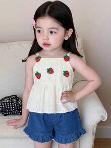 SHEIN Vintaside Kids Conjunto de estilo campestre para niña, hecho de tela jacquard calada beige con decoración de fresas, incluye camiseta de tirantes y shorts vaqueros, adecuado para actividades al aire libre como recoger, picnics y paseos en el parque - Albaricoque - Ver 1