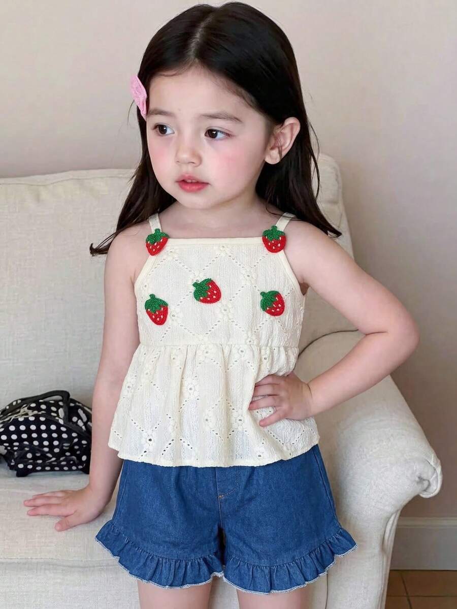 SHEIN Vintaside Kids Conjunto de estilo campestre para niña, hecho de tela jacquard calada beige con decoración de fresas, incluye camiseta de tirantes y shorts vaqueros, adecuado para actividades al aire libre como recoger, picnics y paseos en el parque - Albaricoque - Ver 1
