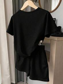 2件套女童休闲时尚67数字设计黑色短袖T恤和短裤套装，可爱印花圆领T恤和短裤，舒适的夏秋季日常穿着套装 - 黑色 - 查看 2
