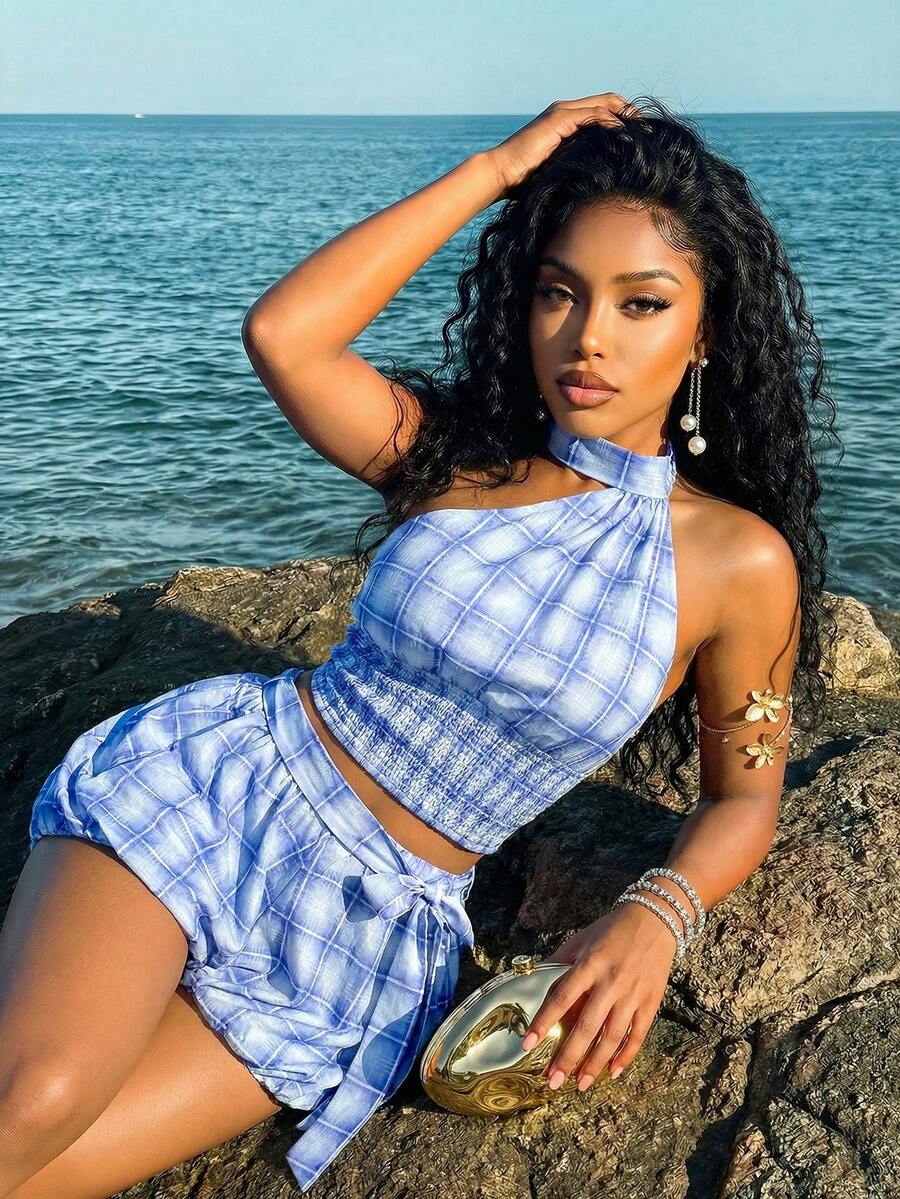 Slaydiva Bộ đồ nữ 2 mảnh mùa xuân/hè 2026 kiểu dáng thường ngày thanh lịch, gồm áo trễ vai buộc dây màu xanh trắng kẻ caro và quần short ngắn họa tiết hoa tulip, thích hợp cho các hoạt động hàng ngày, mua sắm, tiệc tùng, lễ hội, liên hoan âm nhạc, đi học, kỳ nghỉ, trang phục sân bay, trang phục ăn trưa, hộp đêm, câu lạc bộ, du lịch, hẹn hò, phong cách boho, đi biển. - Xanh và trắng - Xem 1