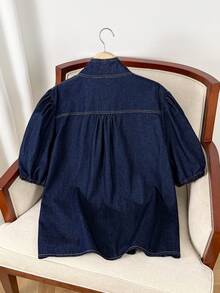 SHEIN Frenchy Áo sơ mi denim tay ngắn màu trơn dáng rộng, thắt nơ, cỡ lớn. - Rửa tối - Xem 2