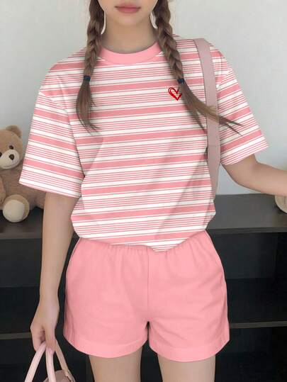 Bộ 2 món áo ngắn tay và quần short kẻ sọc in hình trái tim cho bé gái tuổi teen, thích hợp cho mùa xuân/hè, phù hợp đi học.