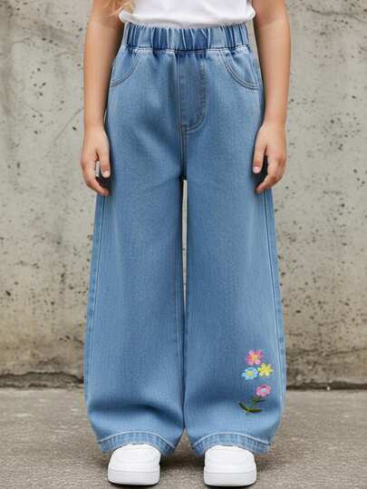 SHEIN Vintaside Kids Jeans casuales para niñas pequeñas, ajuste relajado, color azul claro, cintura elástica, diseño de bordado floral colorido, pierna recta suelta, tela de mezclilla de algodón suave, versátil para uso diario, salidas, escuela, reuniones, primavera/verano