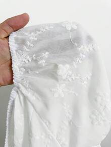 Sweetra Áo kiểu nữ cỡ lớn màu trắng trơn cổ điển kiểu Pháp lãng mạn, phong cách sinh viên, tay phồng, chất liệu ren thêu họa tiết, ôm sát, tay áo kiểu đèn lồng, cài cúc phía trước, viền ren, áo sơ mi thông thường, áo khoác ngoài, thích hợp cho mùa tựu trường, mặc hàng ngày, công sở, kỳ nghỉ, lễ hội, tiệc sinh nhật, lễ hội âm nhạc, ngày Valentine, trang phục mùa xuân/hè + Coachella/lễ hội âm nhạc/tiệc tùng, kỳ nghỉ. - trắng - Xem 7