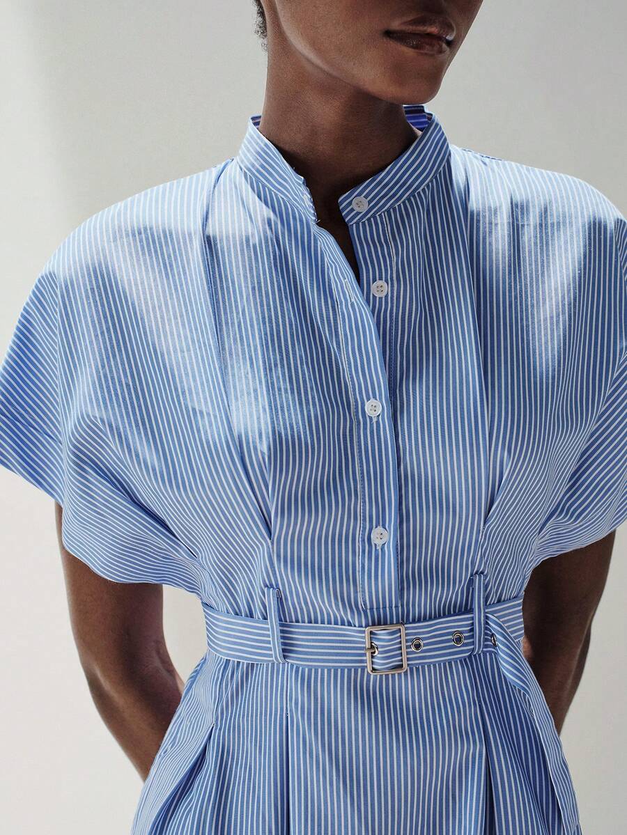 Aveloria Modichic 女士条纹褶皱休闲连衣裙，适合派对、通勤和外出；女士夏季衬衫；带腰带衬衫；女士商务衬衫；女士夏季套装；女士办公室工作服 - 藍白色 - 查看 1