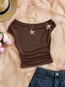 这款棕色不对称露肩上衣采用露肩设计，饰有金色海星图案，面料柔软亲肤舒适，独特的肩部设计和精致的装饰，适合日常/休闲时尚场合穿着，宽松舒适，易于搭配，打造酷炫时尚的少女造型。 - 棕色 - 查看 2
