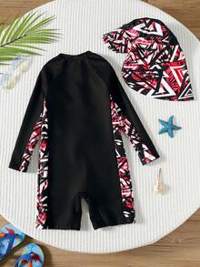 SHEIN Set de 2 piezas de traje de baño con camiseta de protección solar de manga larga con estampado de dibujos animados y gorro para niños pequeños, adecuado para playa, piscina, primavera/verano - Rojo - Ver 2