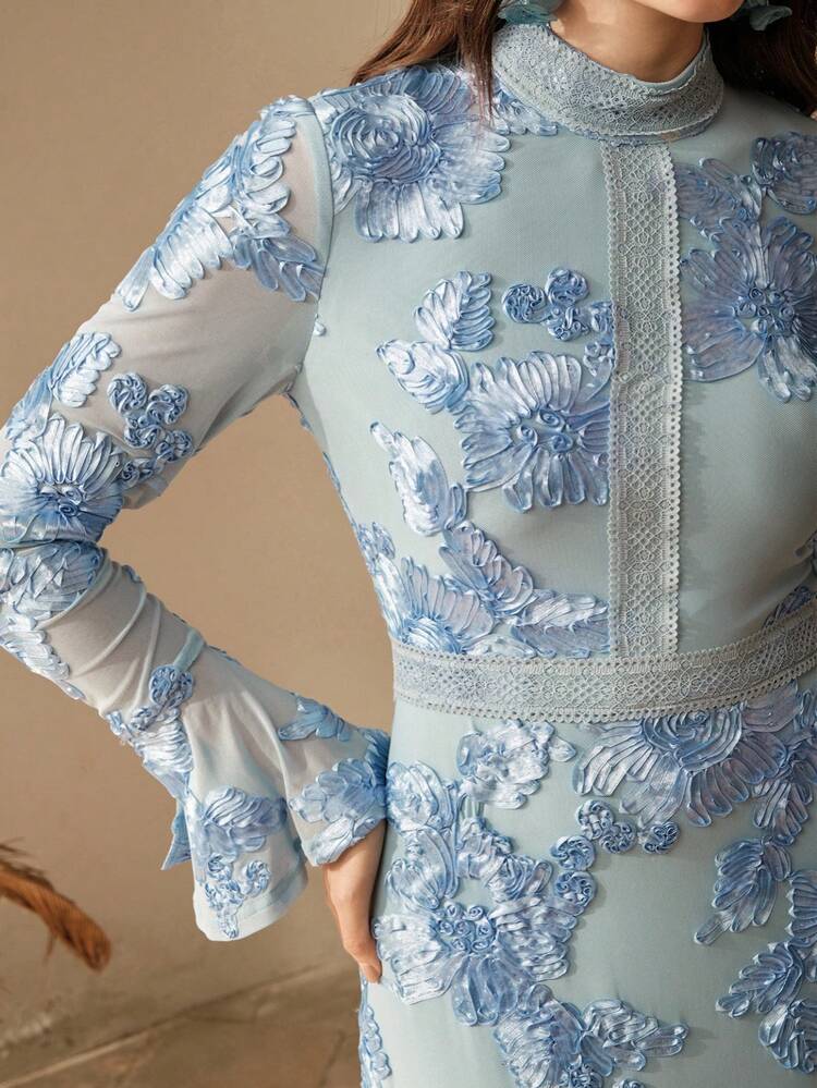 Anewsta プラスサイズ レディース ブルー ロマンチック エレガント マンダリンカラー フレアスリーブ 花柄刺繍メッシュ スリムフィット マキシドレス、パッチワークレースリボンデコレーション、デイリー、バケーション、パーティー、バレンタインデー、結婚式などのさまざまなシーンに適しています