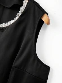 GlowEve CURVE Camisa de cárdigan holgada sin mangas con cuello redondo, adorno de botones de latón vintage, bolsillos y ribete de encaje blanco para mujer de talla grande, de tela de sarga, elegante para la playa, vacaciones, casual, negocios, festividades, en negro y blanco, versátil - Negro - Ver 4