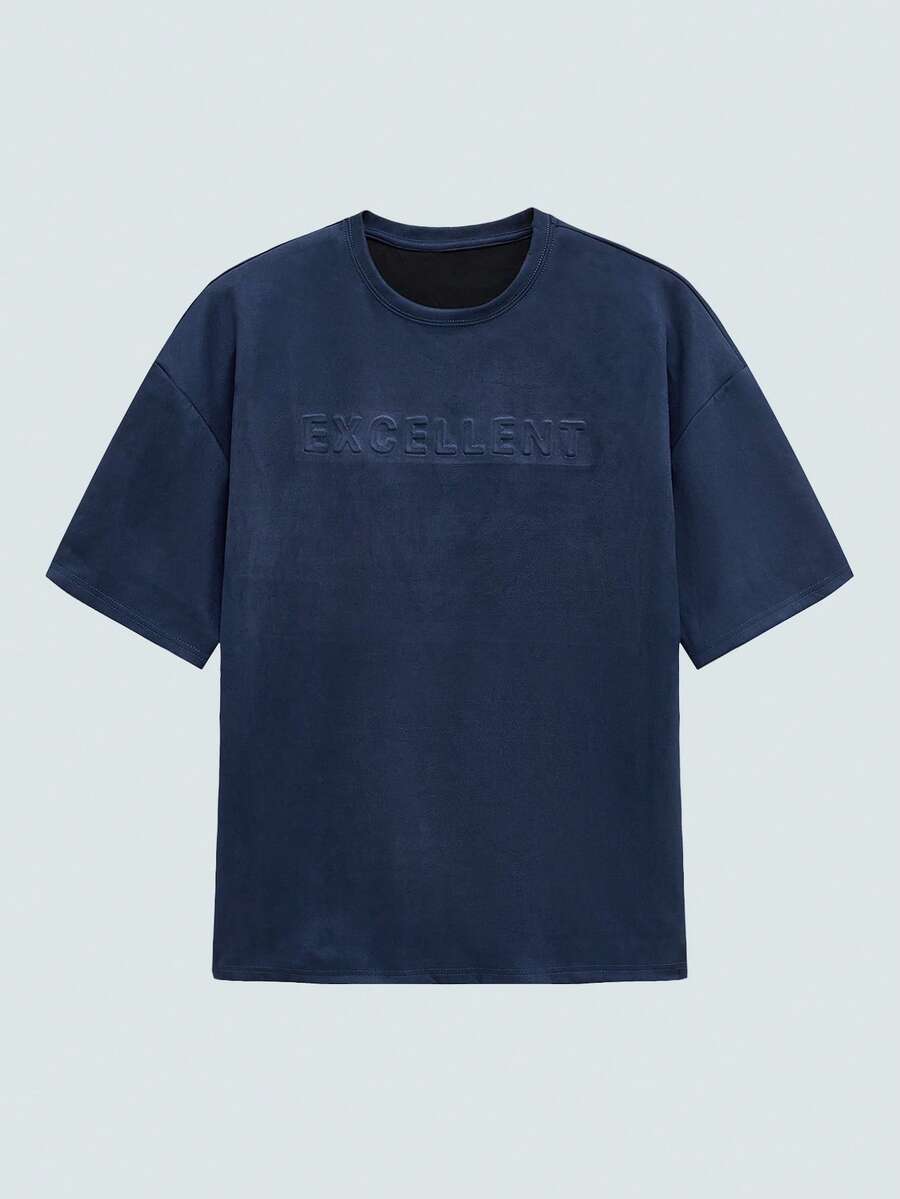 Modcrash 休闲男士短款T恤,麂皮绒面料,压纹图案,宽松落肩廓形,简约压纹字母Logo,适合日常、通勤、度假和返校穿着,非常适合男友/丈夫或情侣搭配。宽松T恤,男士街头风,男士衬衫,男士上衣,宽松版型,适合秋季穿着,复古美式风格,男女皆宜,宽松版型夏季服装——适合日常穿着和夏季度假装扮。 - 藏蓝色 - 查看 1