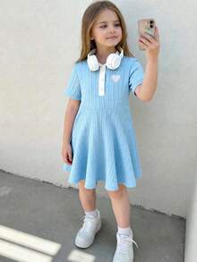 SHEIN 2026春夏新款，少女休闲时尚浅蓝色polo衫连衣裙，白色纯色领子，白色纽扣，白色爱心刺绣图案，半开襟短袖收腰连衣裙，适合年轻女孩，韩版简约优雅，学院风，适合日常上学、外出、度假、派对、节日、夏季穿着。优雅派对连衣裙。柔软舒适连衣裙。 - 藍白色 - 查看 8