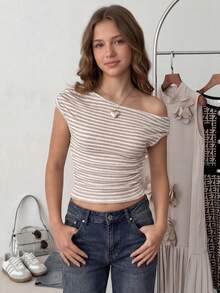 少女纹理条纹不对称肩部蝙蝠袖T恤上衣，条纹衬衫，春夏秋季穿着，通勤，优雅休闲，日常百搭 - 卡其色 - 查看 4