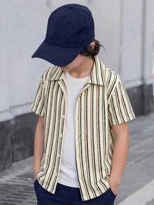 Mirajuku Camisa de cuello con textura de gofre y rayas para niño preadolescente, tela cómoda adecuada para uso diario, ir y venir, salidas casuales, viajes y vacaciones. Se puede combinar con pantalones cortos para un look sencillo, limpio y de moda. - Albaricoque - Ver 3