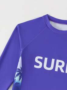 SHEIN 两件套男童泳衣套装，酷炫冲浪风格，紫色主体印有白色“SURF”字母，侧边和袖子饰有渐变蓝紫色棕榈树印花，渐变蓝色上衣饰有紫色棕榈树图案，搭配紫色泳裤，针织数码印花，时尚休闲，适合游泳、夏季度假、海滩、泳池派对等场合。 - 彩色 - 查看 4