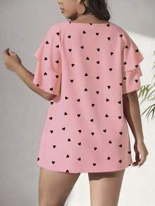 SHEIN CURVE+ 大尺碼女款優雅滿版愛心印花上衣，淡粉色夏季可愛生日度假風，Curve Premium 休閒短袖上衣 - 粉色 - 查看 2