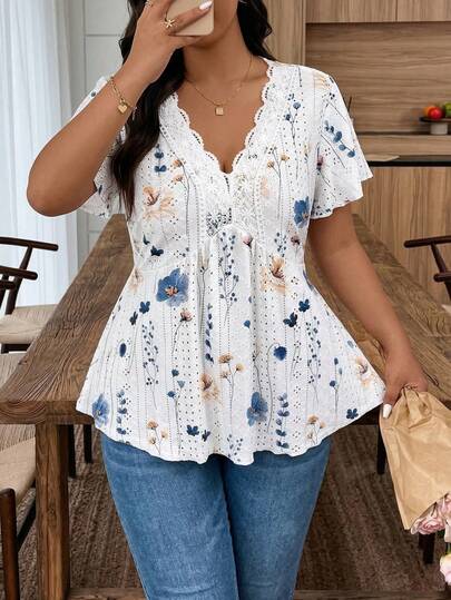SHEIN Frenchy Große Größen Batik-Blumen V-Ausschnitt Kontrast Spitze Texturiertes Damen Sommer Boho T-Shirt
