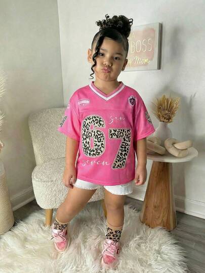 SHEIN Young Girl Loose Fit V-Neck Numeric Leopard Print T-Shirt 2 Piece Summer Oversized Tee Girls Pink Short Sleeve Football Jersey With Leopard Print Numbers Toddler Fashion Top Kids Hot Pink V Neck Sport Shirt With Animal Print Detail Casual Youth Pullover Blouse Chic Toddler Girl Pink Football Style Shirt With Leopard Number Design Short Sleeve Comfort Top Summer Tops Summer Clothes