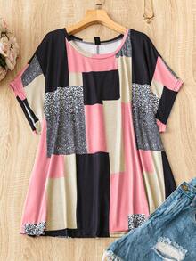 SHEIN CURVE+ 大码女式夏季休闲短袖T恤，几何印花，圆领图案T恤，女士上衣，休闲上衣，女士短袖上衣，夏季女式上衣，女士休闲衬衫 - 粉色 - 查看 1