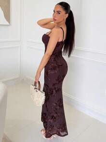 Milla Jasmine Vestido de tirantes finos maxi ajustado y elegante con diseño floral 3D en color marrón, adecuado para invitada de boda en otoño, fiesta, cóctel, noche, Navidad. Vestido maxi ceñido y con espalda descubierta, apropiado para fiesta de otoño, cita romántica. - Marrón - Ver 4