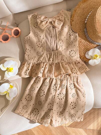 SHEIN Set de 2 piezas: Blusa sin mangas de cuello redondo con bordado y dobladillo con volantes, talla grande pantalones cortos rectos, en tela de lino caqui, estilo minimalista y versátil para vacaciones, para niñas jóvenes en verano