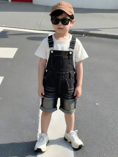 SHEIN Pantalones cortos con tirantes de mezclilla clásica vintage lavada en negro y gris para niños pequeños, diseño casual y sencillo con dobladillo desgastado