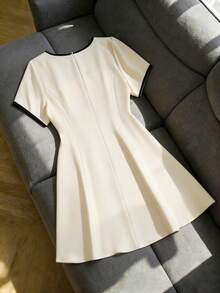 GlowEve CURVE 大码女士短款连衣裙，时尚撞色方领，撞色袖口，A字腰线，撞色口袋盖，黑色布扣。时尚优雅的大码女士短款连衣裙。适合通勤和外出穿着，四季皆宜。 - 黑與白 - 查看 2