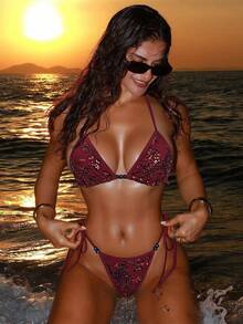 Swim SXY Bộ bikini 2 mảnh gồm áo cổ yếm ren thêu sequin gợi cảm và quần lọt khe, đính ngọc trai chuyển màu, tạo nên vẻ ngoài táo bạo và phá cách cho các bữa tiệc bãi biển dành cho nữ. - Đỏ - Xem 1