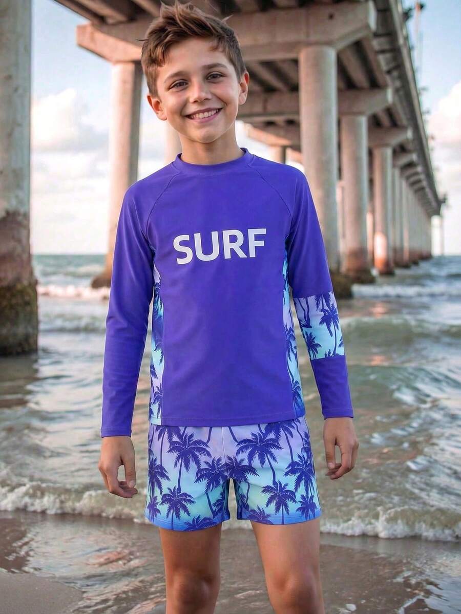SHEIN 两件套男童泳衣套装，酷炫冲浪风格，紫色主体印有白色“SURF”字母，侧边和袖子饰有渐变蓝紫色棕榈树印花，渐变蓝色上衣饰有紫色棕榈树图案，搭配紫色泳裤，针织数码印花，时尚休闲，适合游泳、夏季度假、海滩、泳池派对等场合。 - 彩色 - 查看 1