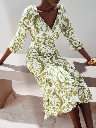 Aveloria Modichic 白色和绿色印花V领荷叶袖系带连衣裙，轻盈面料，波西米亚风格，适合户外聚会、休闲度假、花园派对和日常外出，展现优雅舒适的氛围。