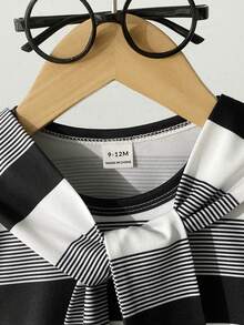 SHEIN Playful Pals 男婴休闲百搭舒适套装，包含一件披肩领条纹短袖T恤和一条可调节牛仔背带裤，适合通勤、上学、度假、运动、春夏季节穿着，尺码6个月至3岁，儿童服装，婴儿服装，幼儿T恤，幼儿背带裤 - 黑與白 - 查看 5