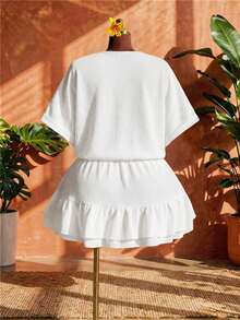 SHEIN CURVE+ 2026春夏新款大码休闲度假日常休闲套装，白色拼接短袖卷边立领V领收腰露脐上衣，搭配A字双层荷叶边不规则拼接打底裤、半身裙裤，梭织纹理面料，女款大码两件套 - 白色 - 查看 3