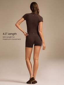 GLOWMODE FeatherFit™ FlexFlow 柔软弹力吸汗修身短袖圆领T恤及口袋骑行短裤套装，适合低强度瑜伽、普拉提、舞蹈工作室及日常运动穿着 - 棕色 - 查看 6