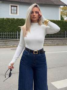 Jeta Ari Camiseta de mujer de cuello alto ajustada con diseño de agujero para el pulgar - Blanco - Ver 1