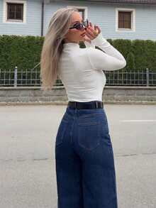 Jeta Ari Camiseta de mujer de cuello alto ajustada con diseño de agujero para el pulgar - Blanco - Ver 4