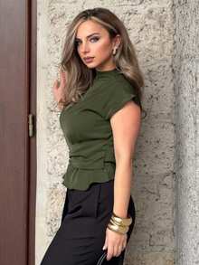 Jeta Ari 咖啡色金属扣装饰女士立领短袖短款时尚通勤衬衫 - 軍綠色 - 查看 5