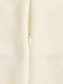 GlowEve CURVE 大码女士短款连衣裙，时尚撞色方领，撞色袖口，A字腰线，撞色口袋盖，黑色布扣。时尚优雅的大码女士短款连衣裙。适合通勤和外出穿着，四季皆宜。 - 黑與白 - 查看 5