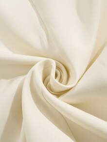 GlowEve CURVE 大码女士短款连衣裙，时尚撞色方领，撞色袖口，A字腰线，撞色口袋盖，黑色布扣。时尚优雅的大码女士短款连衣裙。适合通勤和外出穿着，四季皆宜。 - 黑與白 - 查看 6