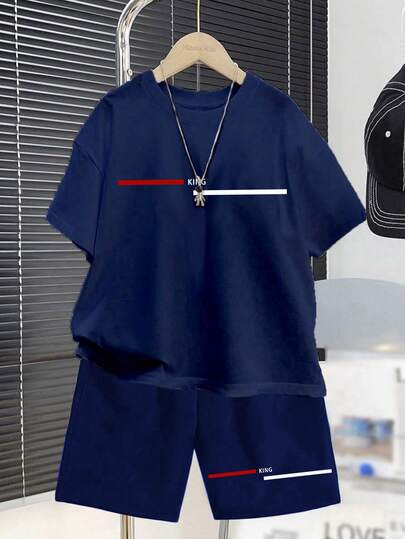 Conjunto informal de 2 piezas para niños preadolescentes con camiseta de manga corta de cuello redondo minimalista y pantalones cortos, adecuado para el verano, con estampado clásico de rayas y "Rey"