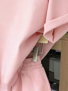 一套少女休闲舒适时尚简约创意蝴蝶结装饰印花短袖T恤和短裤套装，适合春夏日常穿着，插肩袖设计。 - 粉色 - 查看 3