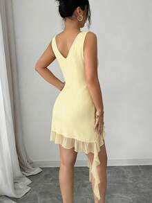 Nuevo vestido mini de primavera/verano para mujer, con diseño de malla y parches, elástico, con estampado floral 3D de unicolor, escote en V profundo, busto fruncido, cintura ceñida, abertura alta con volantes en el bajo, espalda descubierta, elegante y sexy para fiestas, vacaciones y citas - Amarillo claro - Ver 2